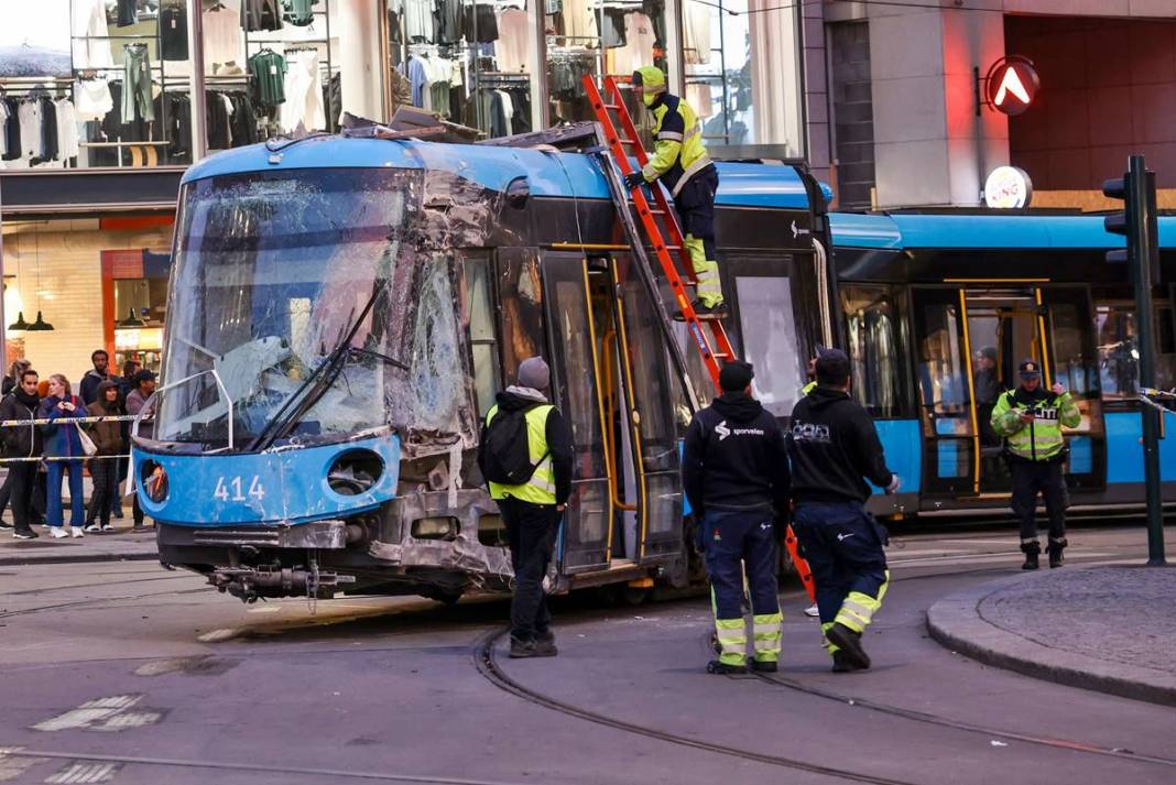 Raydan çıkan tramvay Apple Store'a girdi! Film sahnelerini aratmayan kareler 12